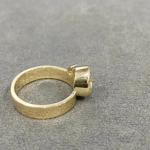 Anillo de compromiso de banda ancha ovalado y redondo para mujer - Anillo de boda con engaste de bisel, anillo solitario único de banda gruesa, oro de 14K - Product Image 5