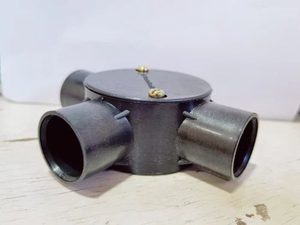 กล่องต่อสายไฟฟ้า PVC แบบ 3 ทาง พรีเมียม ทรงกลม สำหรับติดตั้งสายไฟ ท่อร้อยสาย และระบบจ่ายไฟ - Product Image 1
