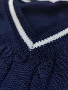 Gilet pull sans manches col en V bleu marine pour homme, tricot torsadé, coupe ajustée, avec bordure à rayures contrastantes, décontracté et professionnel - Product Image 3