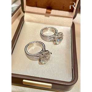 Anillo de Compromiso de Lujo para Mujer con Diamante Redondo Creado en Laboratorio, con Tecnología de Incrustación de Puntas, por Abbott - Product Image 2