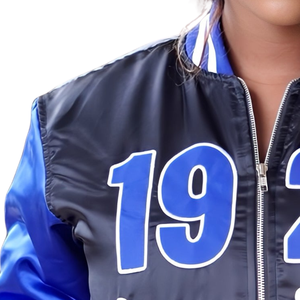 เสื้อแจ็คเก็ตบอมเบอร์ผู้หญิงรุ่นปี 1920 ของชมรมหญิงกรีก Zeta Phi Beta ผ้าซาติน สไตล์วาร์ซิตี้ แฟชั่นสตรีทแวร์ สีน้ำเงิน-ดำ แบบมีซิป - Product Image 4