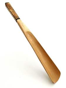 Chausse-pied en bois fait main avec finition lisse et long manche pour une expérience de mise au pied confortable - Product Image 2