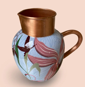 Carafe en cuivre peinte de motifs floraux élégants avec des motifs d'oiseaux vibrants, parfaite pour les maisons modernes. Disponible au prix de gros. - Product Image 1