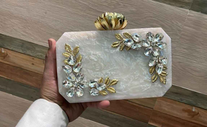 งานฝีมือเรซิ่นสีขาวคุณภาพส่งออก: กระเป๋าคลัทช์เรซิ่นดีไซน์หรูหราสำหรับตลาดโลก - Product Image 5