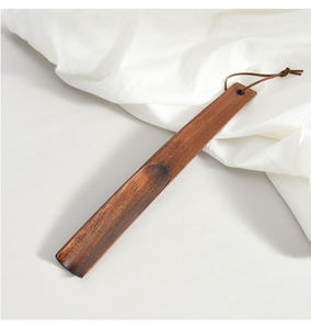 Cuchara para zapatos de madera con cordón de cuero disponible en madera de acacia, mango, pino, roja, sheesham y otras especies de madera. Año 2026. - Product Image 4
