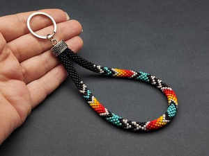 Porte-clés de poignet fait main en perles d'imitation pour femme, motif tendance noir, blanc, rouge, jaune, turquoise, orange, avec anneau en argent - Product Image 2