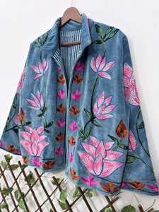 Manteau pour femme au design explosif et confort supérieur, en velours bleu poussière, broderie florale lotus, style bohème, veste courte pour femme - Product Image 5