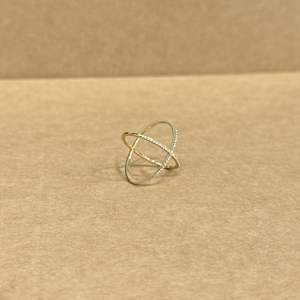 Bague élégante en or jaune 18 carats avec diamant rond naturel 0,22 carat et pierres latérales, bijoux fins classiques pour femme, mariage, fiançailles, fête - Product Image 6