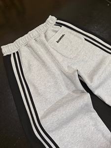 กางเกงจ็อกเกอร์สีเทาไฮเดอร์เกรย์ลายทางด้านข้างสีดำ พร้อมโลโก้ปัก ผ้าฝ้ายฟลีซ 100% ขากว้าง ปลายขาจั๊มพ์ สำหรับผู้ชาย - Product Image 4