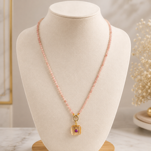 Collier artisanal rose à facettes pour femme avec pendentif carré en cristal et fermoir doré – Bijou classique pour soirée - Product Image 4