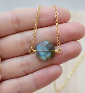 Collier hexagonal en labradorite naturelle, laiton plaqué or, finition argent et or rose, pendentif personnalisé en pierre précieuse, vente en gros de bijoux - Product Image 1