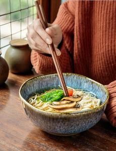 Bol de service en céramique exclusif, éclatant avec sa glaçure bicolore, design profond à pied, finition durable, sans danger pour les aliments, idéal pour la décoration de table. - Product Image 2