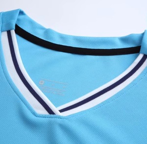 Ensemble de maillot de football bleu pour homme, col en V, manches courtes, tissu respirant en polyester, shorts, coupe athlétique pour toutes les saisons - Product Image 2