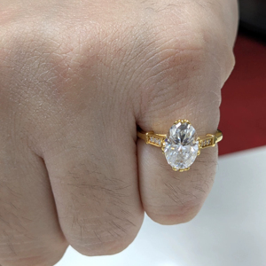 แหวนหมั้นสไตล์วินเทจประดับโมอิสซาไนต์ทรงรี 2.25 กะรัต ทองคำแท้ 14K สีเหลือง รับรองโดย IGI ตัวเรือนแบบหนามเตย ดีไซน์หรูหรา - Product Image 1