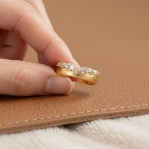 Anillo Moderno de Banda Ancha con Diamantes Multiforma para Unisex, Oro Amarillo de 14k Cultivado en Laboratorio, Joyería Fina para Compromiso, Fiestas y Ocasiones Especiales - Product Image 2