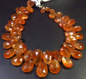 Perles Confetti en Pierre de Soleil Africaine 8-15mm, Magnifique Éclat Naturel Orange, Pierre Précieuse de Qualité Supérieure, Collier Facetté Coupe Poire de 8 pouces - Product Image 1