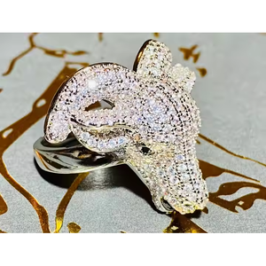 Anillo de lujo con cabeza de caballo y diamantes - Product Image 2