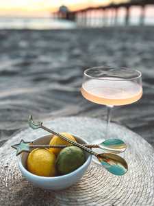 Cuillère à dîner en laiton doré, faite à la main, avec un design embossé et artistique, pour la maison et l'hôtellerie, par Universal Overseas. - Product Image 4