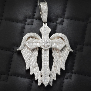 Colgante de Cruz Plateado con Alas y Diamantes de Moissanita, Amuleto Religioso, Joyería de Moda Unisex, Regalo - Product Image 1