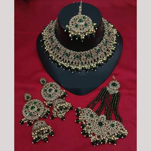 Parure de bijoux ethniques plaqués or pour mariée, avec collier ras-du-cou perlé en zircon et imitation perle, Maang Tikka et boucles d'oreilles pour mariage - Product Image 3