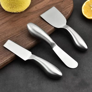 Le set de couteaux à fromage en métal élégant le plus vendu fait de chaque plateau de fromages un plateau prêt pour la restauration. - Product Image 3