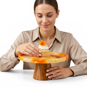 Support à gâteau en résine blanche tourbillonnante, fait main, écologique, finition brillante élégante, compatible lave-vaisselle et four, collection artisanale de luxe - Product Image 1