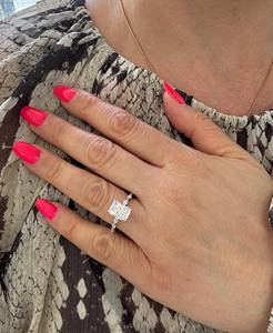 Anillo de Compromiso con Diamante Cultivado en Laboratorio de Corte Radiante de 2.50 Quilates, Corte Marquesa Lateral, Halo Oculto, Oro de 14K, Certificado IGI - Product Image 2