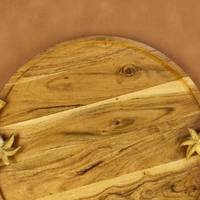 Großhandel Luxuriöses Rundes Holz-Serviertablett mit Goldenen Palmenholzgriffen für Hotel und Restaurant, Elegantes Akazienholz-Geschirr