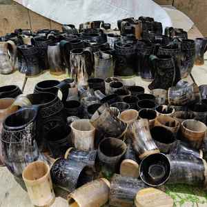 Jarra de cuerno estilo vikingo tallada a mano con abridor de botellas y vaso de chupito a precio económico - Product Image 2