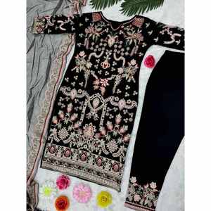 ชุดท็อปและกางเกงผ้าจอร์เจตต์ลายปักแบบจีน พร้อมผ้าคลุมไหล่ สีดำ - Product Image 5