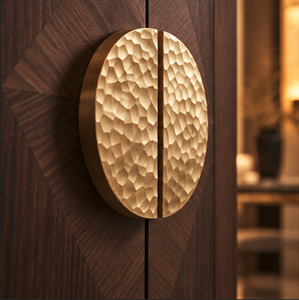 Poignée de porte ronde en laiton martelé avec surface texturée à la main et profil circulaire audacieux pour entrée de villa ou d'hôtel contemporain - Product Image 3