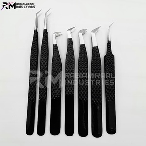Pince à épiler RMI Diamond Grip, revêtement noir mat, pointe argentée, base blanche, testée à la main, acier inoxydable, préhension parfaite pour les cils - Product Image 3
