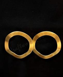 Pendientes largos de latón en espiral, hechos a mano, de estilo minimalista, fabricados en India, para mujeres, para uso informal y formal, a precio rebajado. - Product Image 2