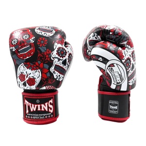 Set de Muay Thai y Kickboxing Twins FBGVL con Diseño de 3 Calaveras, Precio al por Mayor, Guantes de Boxeo de Cuero Premium y Protector de Tibia - Product Image 3