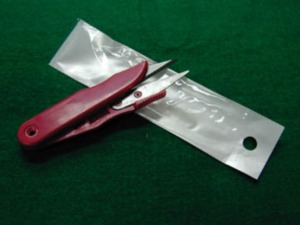 Coupe-fil DK-448 avec poignée en plastique |   Ciseaux à broder avec manche en plastique rouge, lame en acier inoxydable, ciseaux de tailleur - Product Image 2