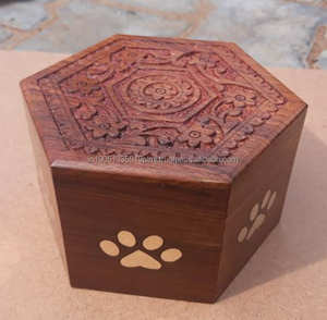 Urna de madera de acacia personalizada para mascotas para perros y gatos Cenizas de adultos con incrustaciones de patas de latón Urna de cremación de madera con diseño elegante - Product Image 5