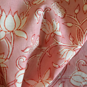 ผ้าฝ้ายพิมพ์ลายดอกไม้ด้วยมือ ลายดอกบัวสีชมพู พิมพ์ลายเถาวัลย์ ผ้าทำมือจากอินเดีย ผ้าลายบูตะแบบดั้งเดิม - Product Image 1