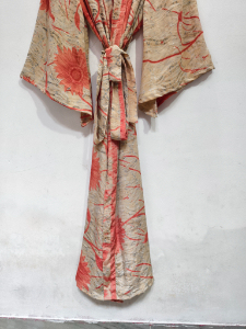 Robe longue en soie, style kimono, patchwork, pour couvrir le bikini, vêtement de nuit, robe longue, kimono indien vintage en soie recyclée, fait main - Product Image 6
