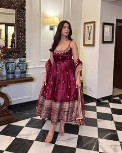 Elegante Traje Anarkali de Terciopelo Borgoña para Mujer, Vestido Bordado con Dupatta de Tela de Red para Bodas, Graduaciones, Fiestas de Diwali - Product Image 1