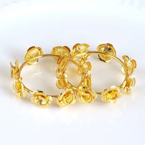 Anneau de serviette doré à motif floral élégant pour la décoration de table, l'aménagement de mariage et l'accueil de luxe - Product Image 4