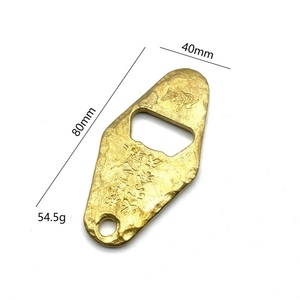 Abridor de botellas metálico dorado con un diseño elegante y detalles de texto de buena suerte, creando un accesorio impresionante para fiestas. - Product Image 2