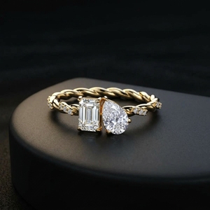 Bague de fiançailles en or jaune 18 carats avec deux pierres, taille émeraude et taille poire, motif Toi et Moi, avec accent de diamants sur l'alliance torsadée - Product Image 4