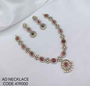 Juego de Collar y Aretes de Alta Calidad con Diseño de Flor de Circonio Chapado en Oro Antiguo, Estilo Étnico Tradicional, Maang Tikka, para Bodas Indias y Fiestas - Product Image 1