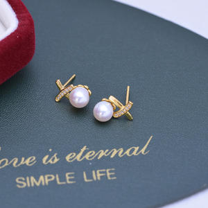 Boucles d'oreilles clous en argent S925 pour femmes, perles d'eau douce rondes de 11-12 mm avec de fines imperfections, perles blanches et violettes - Product Image 4