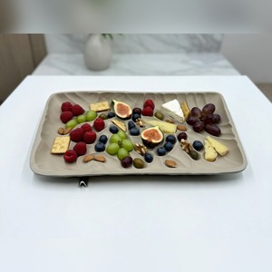 Bandeja Decorativa de Metal Fundido con Patrón Ondulado Orgánico, Plato de Servir Premium y Base para Macetas, Decoración Moderna para el Hogar, WB INC India - Product Image 4