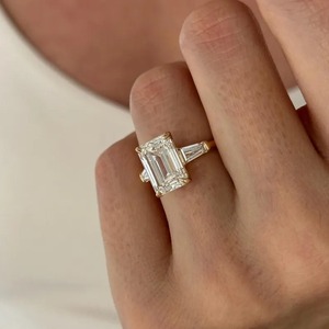 Elegante Anillo de Oro Amarillo de 18k con Tres Piedras de Diamante Cultivado en Laboratorio de 5 Quilates con Corte Esmeralda para Compromiso y Boda de Mujer, Certificado por IGI - Product Image 3