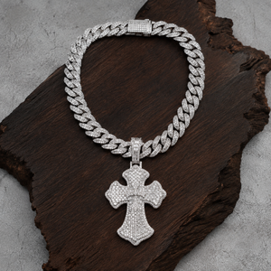 Pendentif Croix Personnalisé en Argent 925 et Moissanite, entièrement pavé de moissanites taille baguette, style Hip Hop Chrétien, Bijoux de Fiançailles - Product Image 3