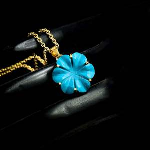 Colgante de flor de turquesa azul AAA, collar de cristal con flor para mujer, colgante de piedra preciosa de turquesa tallada a mano para fabricación de joyas - Product Image 1