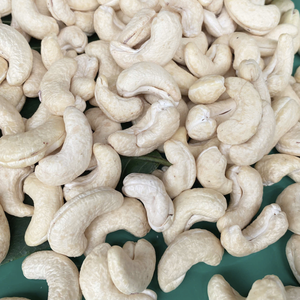 Ventes chaudes, noix de cajou brutes SANTIGO W320 de haute qualité, Vietnam, service OEM/ODM, 22,68 kg/sac - Product Image 1