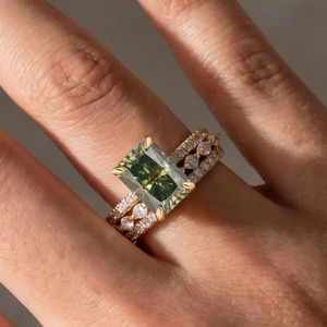 Anillo de Compromiso de Lujo Chapado en Oro 925 con Moissanita Verde de Corte Radiante de 3.5CT, Diseño de Halo Oculto y Detalles Marquesa para Mujer, India. - Product Image 1